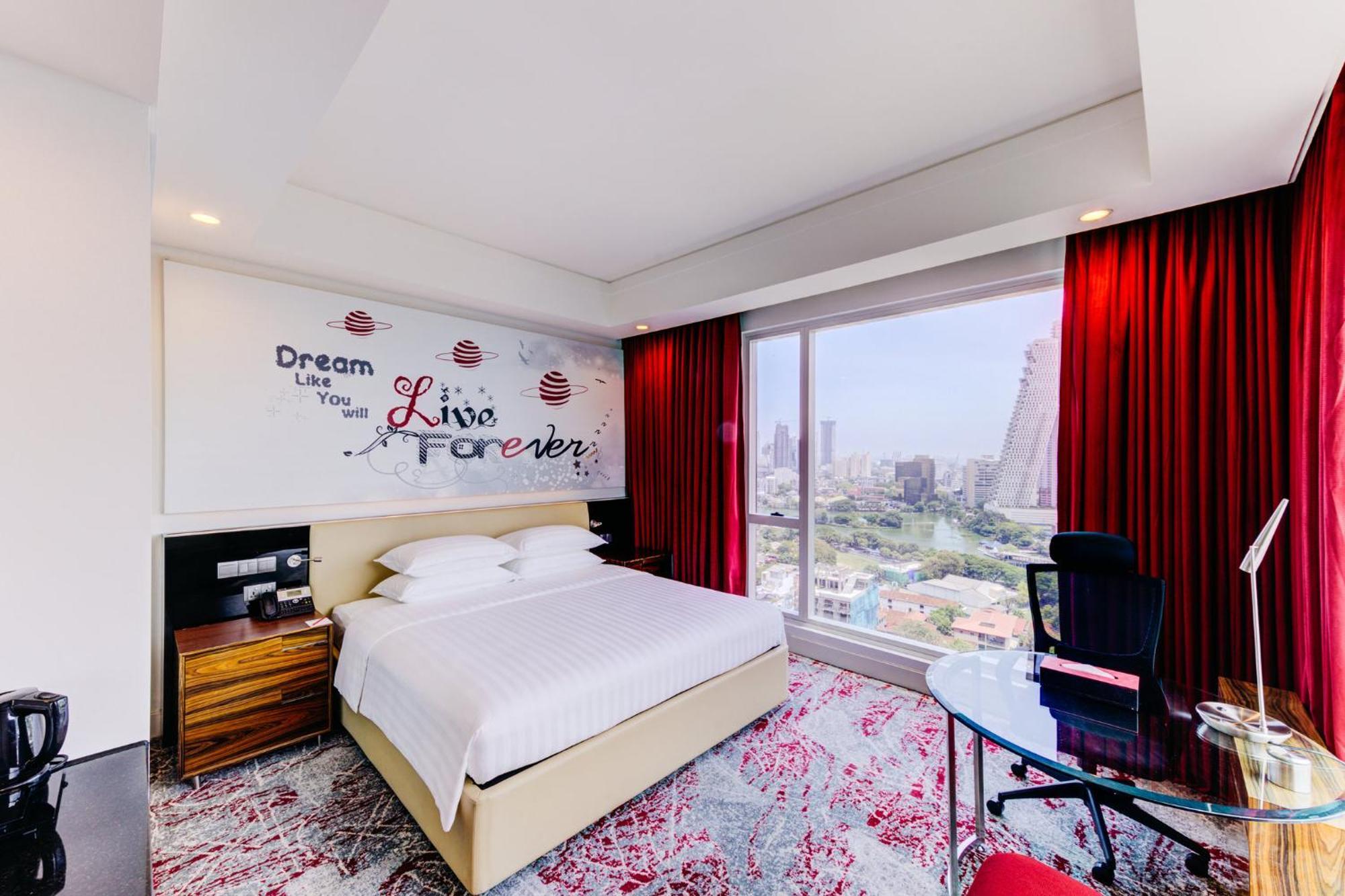 Hotel Cinnamon Red